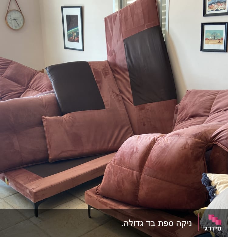 כריות ספה מפורקות מונחות על הרצפה לניקוי